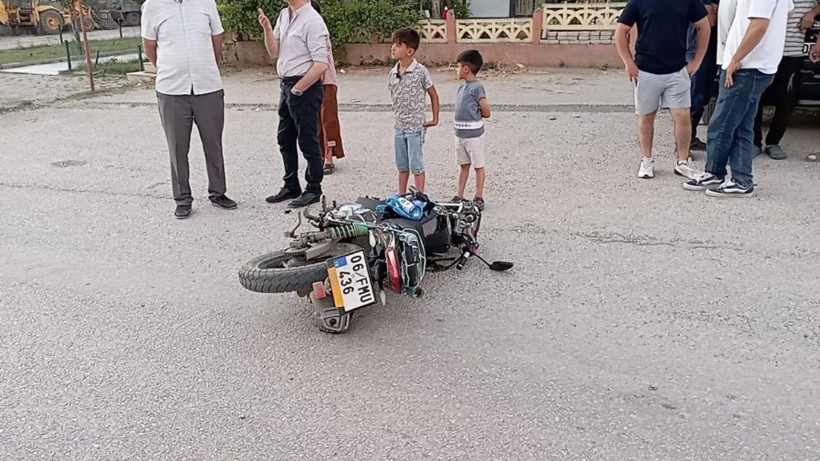 Tokat’ta feci kaza! Tırı sollayan motosiklet 14 yaşındaki sürücünün otomobiliyle çarpıştı - Resim: 4