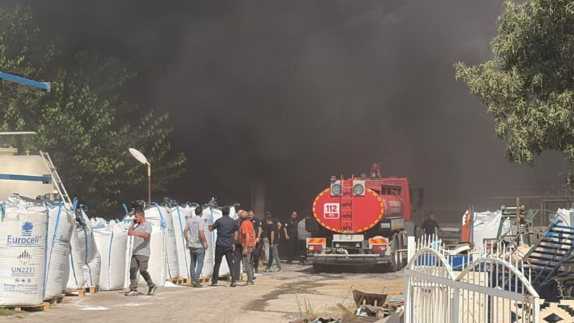 Elazığ’da fabrikada korkutan yangın! Patlamalar yaşanıyor, ekiplerin müdahalesi sürüyor - Resim: 3