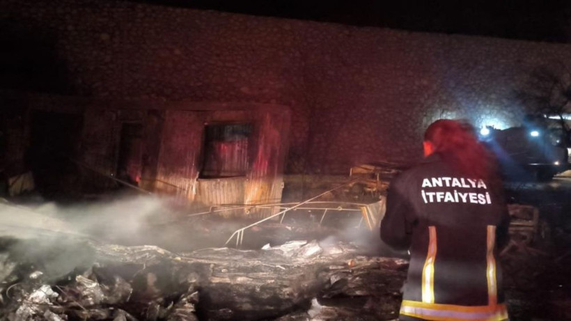 Antalya’da gece yarısı yangın! 20’nin üzerinde tekne küle döndü - Resim: 6