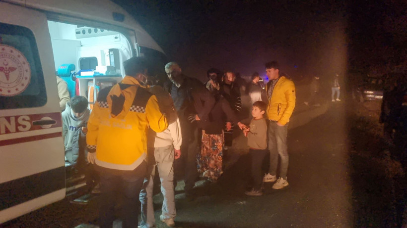 Otomobil şarampole devrildi! Kazada çok sayıda yaralı var - Resim : 1