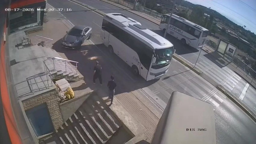 Kocaeli’de faciadan dönüldü! Otomobil korkulukları parçalayarak merdiven boşluğuna uçtu - Resim: 2