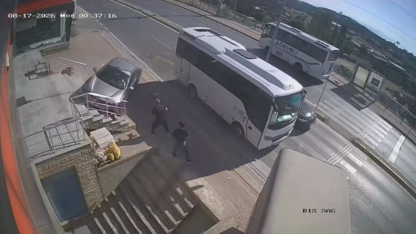 Kocaeli’de faciadan dönüldü! Otomobil korkulukları parçalayarak merdiven boşluğuna uçtu - Resim: 3
