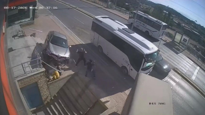 Kocaeli’de faciadan dönüldü! Otomobil korkulukları parçalayarak merdiven boşluğuna uçtu - Resim: 4