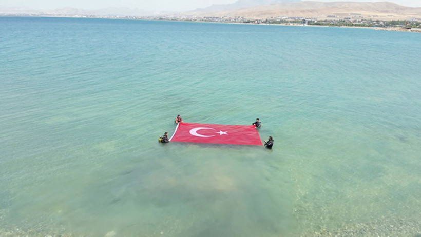 Dalgıçlar, 1 Temmuz Denizcilik ve Kabotaj Bayramı'nı Van Gölü'nde Türk bayrağı açarak kutladı. - Resim : 1