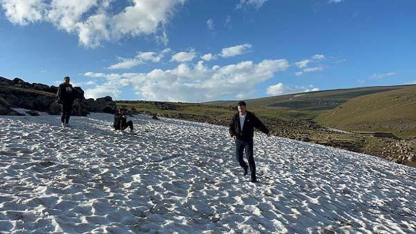 Ardahan’da Temmuz ortasında kar: Sıcaktan bunalanlar Bülbülan Yaylası’na akın etti - Resim : 1