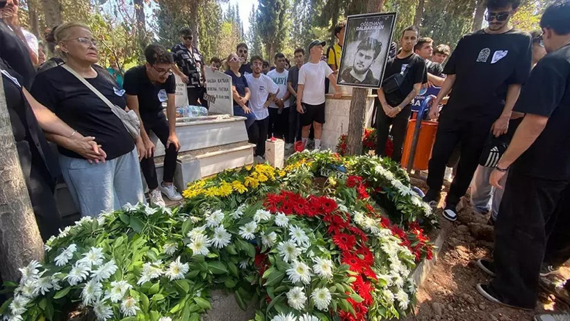 Fenerbahçe bayrağıyla uğurlandı! Jrokez lakaplı Oğuzhan Dalgakıran toprağa verildi - Resim : 1