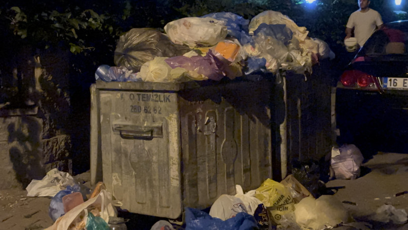 O ilçede maaş krizi: Temizlik işçileri çöpleri toplamayınca sokaklar doldu - Resim : 1