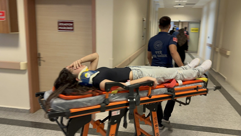 Yolcu minibüsü elektrik direğine çarptı! Çok sayıda yaralı var - Resim : 1