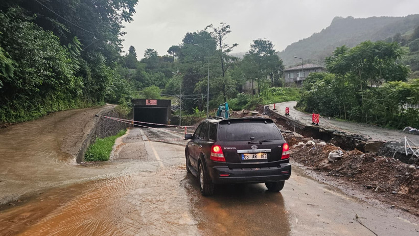 O bölgede heyelan riski! Tünel yolu trafiğe kapatıldı - Resim : 1