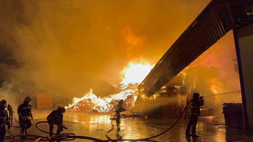 Sanayi sitesinde büyük yangın! Samsun’da kereste fabrikası alev alev yanıyor - Resim : 1