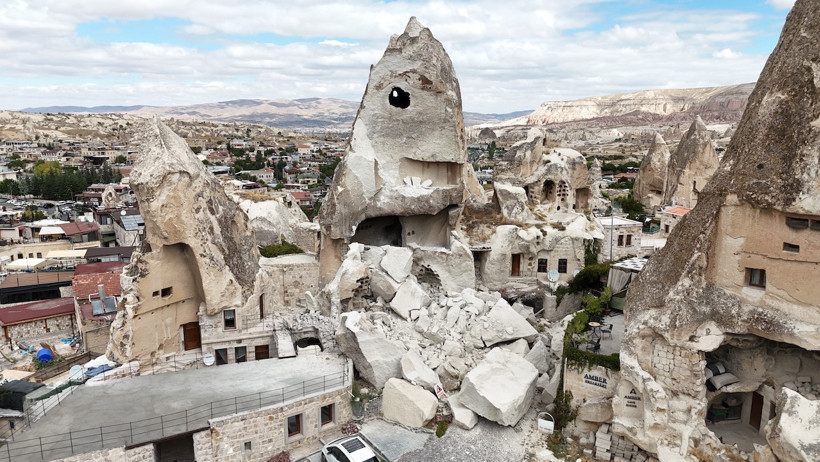 Kapadokya’da peribacası yıkıldı! Güvenlik kamerasına saniye saniye yansıdı - Resim : 2