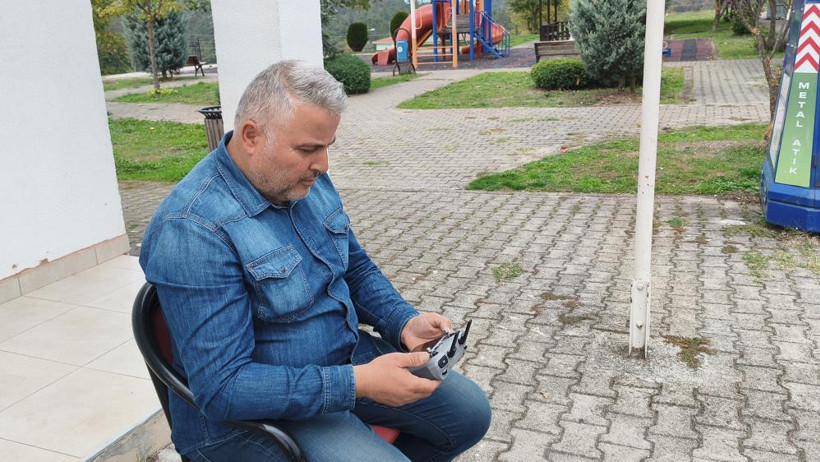 Düzce’nin Demetevler Mahallesi Muhtarı Bülent Bakkaloğlu, her sabah drone ile mahallesini denetliyor - Resim : 1