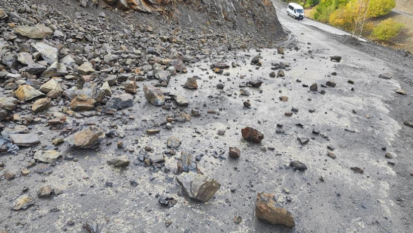Batman’da sağanak sonrası 40 köyde heyelan! Araçlar mahsur kaldı, yollar kapandı - Resim : 2