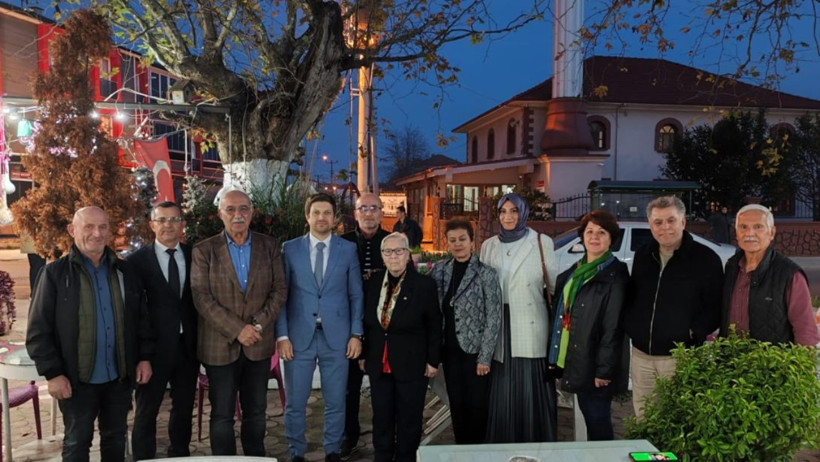 53 yıl sonra büyük buluşma! Eski öğrenciler öğretmenlerini sosyal medyada bulup Türk bayrağıyla karşıladı - Resim : 1