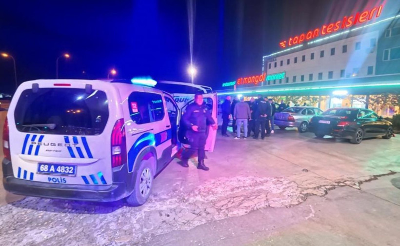 Alkollü şahıslardan polise direniş! ‘Gözüm görmüyor’ diyen şahıs güçlükle gözaltına alındı - Resim: 5