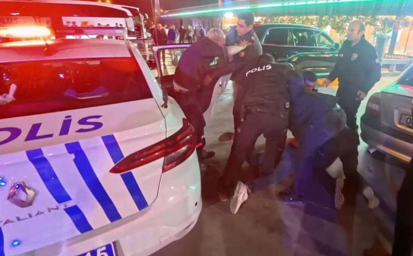 Alkollü şahıslardan polise direniş! ‘Gözüm görmüyor’ diyen şahıs güçlükle gözaltına alındı - Resim: 2