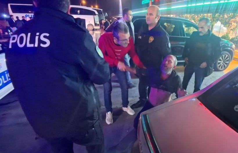 Alkollü şahıslardan polise direniş! ‘Gözüm görmüyor’ diyen şahıs güçlükle gözaltına alındı - Resim: 1