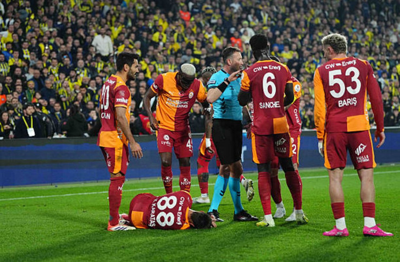 Fenerbahçe–Galatasaray derbisinde skandal: Kazımcan’a çakmak atan taraftar gözaltına alındı - Resim: 3
