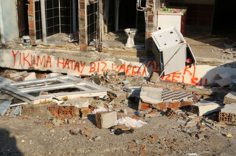 Hatay�da duvarlara yazılan yazılarda umut var İşte sprey boyayla Hatay�da duvarlara yazılan yazılarda umut var İşte sprey boyayla