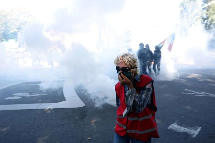 Fransa’da hayat durdu! 230’dan fazla protesto, yüz binler sokaklarda - Resim: 4