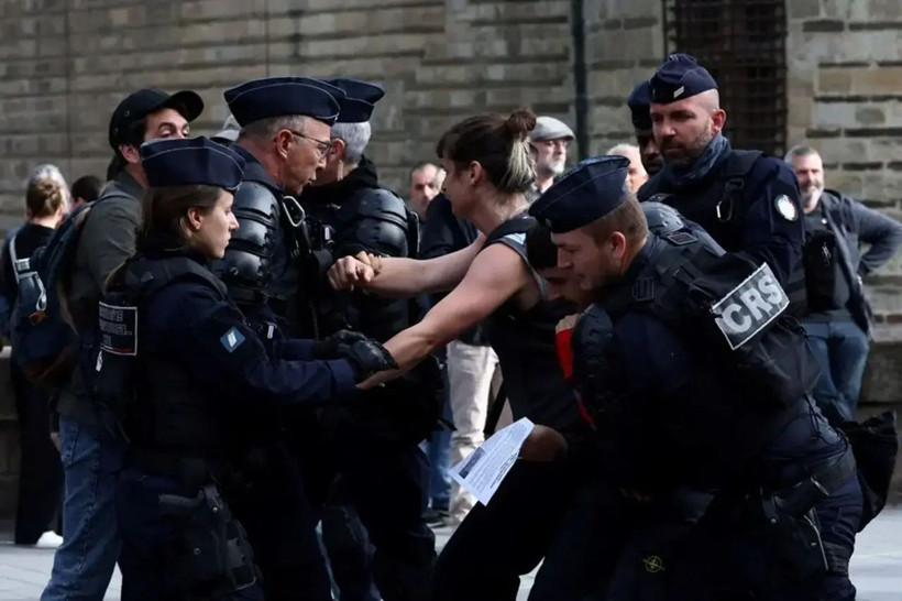 Fransa’da hayat durdu! 230’dan fazla protesto, yüz binler sokaklarda - Resim: 2