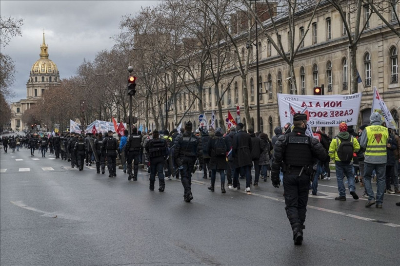 Fransa’da hayat durdu! 230’dan fazla protesto, yüz binler sokaklarda - Resim: 12