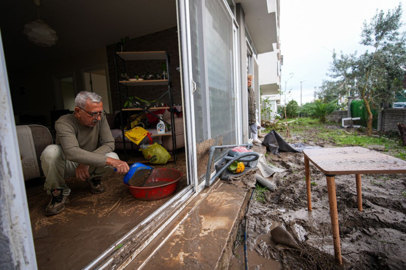 İzmir'i sağanak vurdu! Sokaklar göle döndü, dere taştı... - Resim: 3