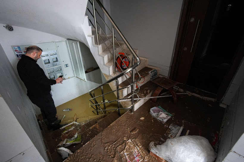 İzmir'i sağanak vurdu! Sokaklar göle döndü, dere taştı... - Resim: 2