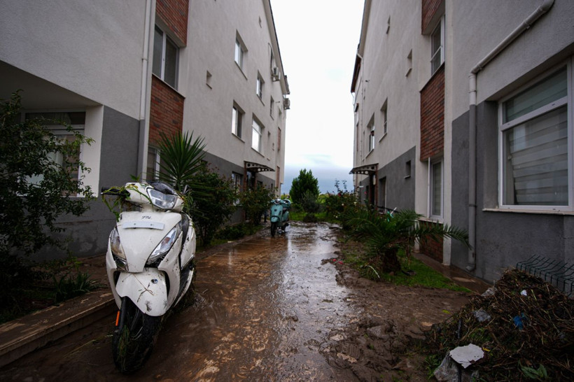 İzmir'i sağanak vurdu! Sokaklar göle döndü, dere taştı... - Resim: 7