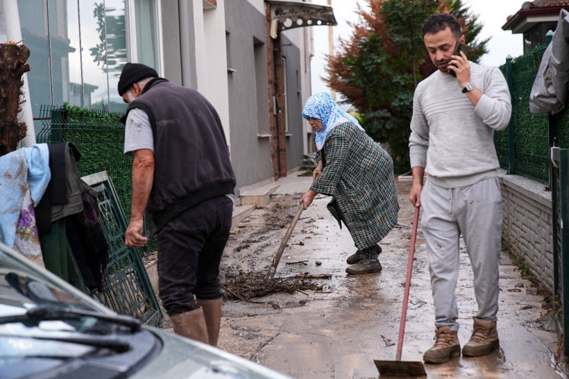 İzmir'i sağanak vurdu! Sokaklar göle döndü, dere taştı... - Resim: 4