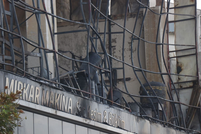 Gebze’de 6 kişinin öldüğü parfüm fabrikası yangınından yeni görüntüler! Tesisin içi küle döndü - Resim: 5