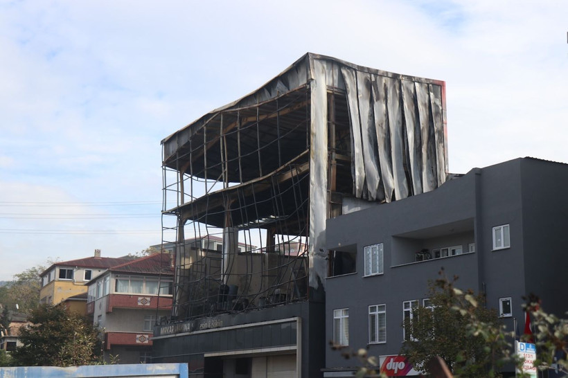 Gebze’de 6 kişinin öldüğü parfüm fabrikası yangınından yeni görüntüler! Tesisin içi küle döndü - Resim: 7