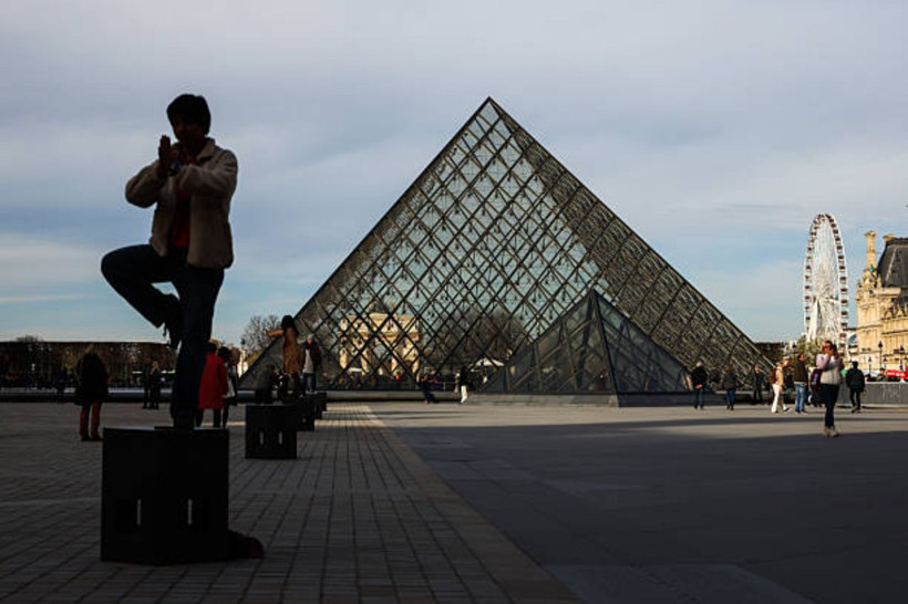Louvre soygununda son şüpheli de yakalandı: Çalınan 8 mücevher hala kayıp - Resim: 4