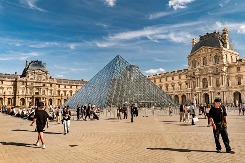 Louvre soygununda son şüpheli de yakalandı: Çalınan 8 mücevher hala kayıp - Resim: 8