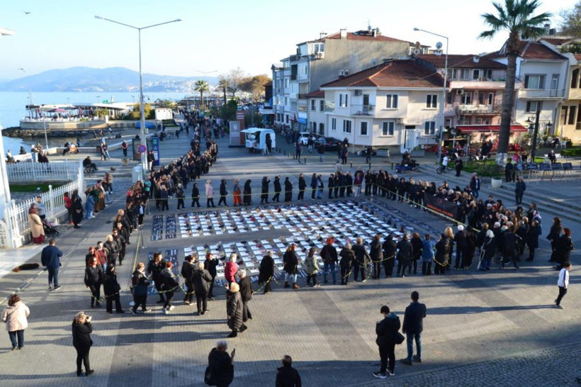 Mudanya’da kadın cinayeti kurbanları için yüzlerce ayakkabı yere bırakıldı! - Resim: 6