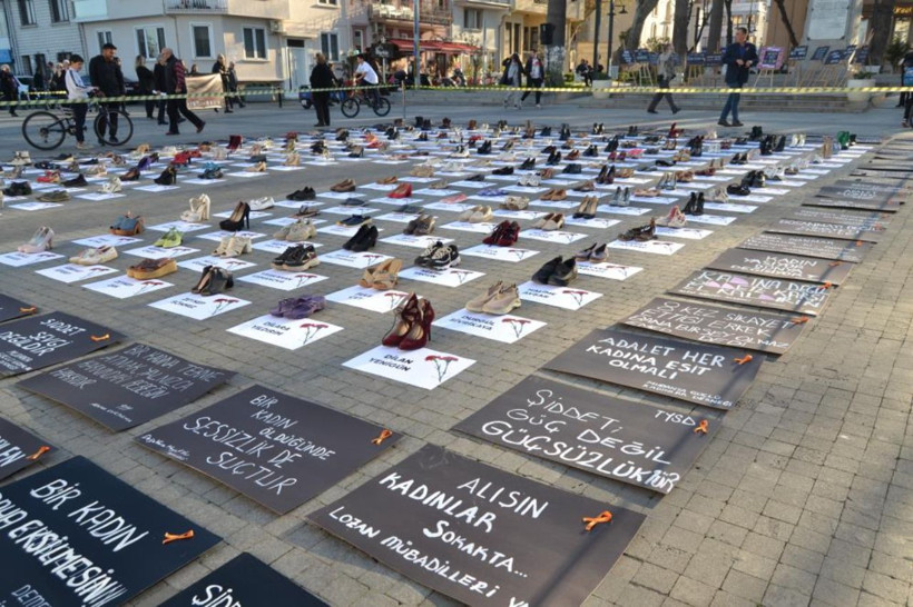 Mudanya’da kadın cinayeti kurbanları için yüzlerce ayakkabı yere bırakıldı! - Resim: 5