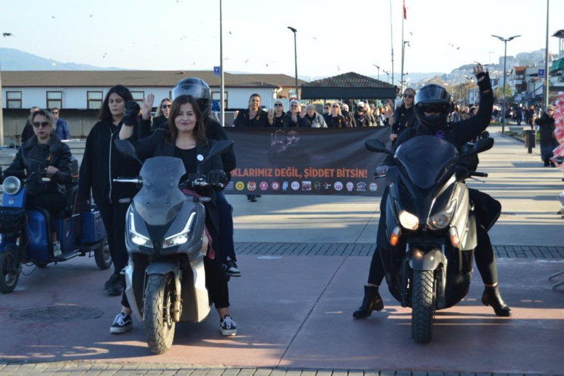 Mudanya’da kadın cinayeti kurbanları için yüzlerce ayakkabı yere bırakıldı! - Resim: 4