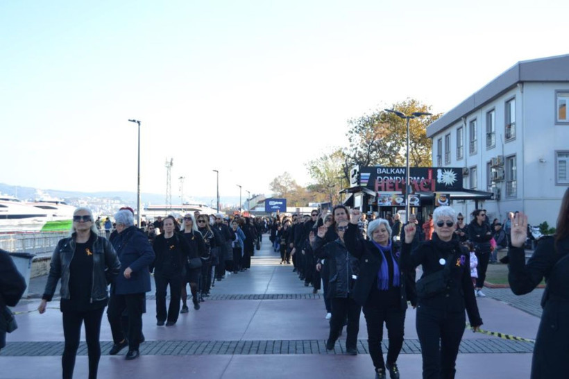 Mudanya’da kadın cinayeti kurbanları için yüzlerce ayakkabı yere bırakıldı! - Resim: 3