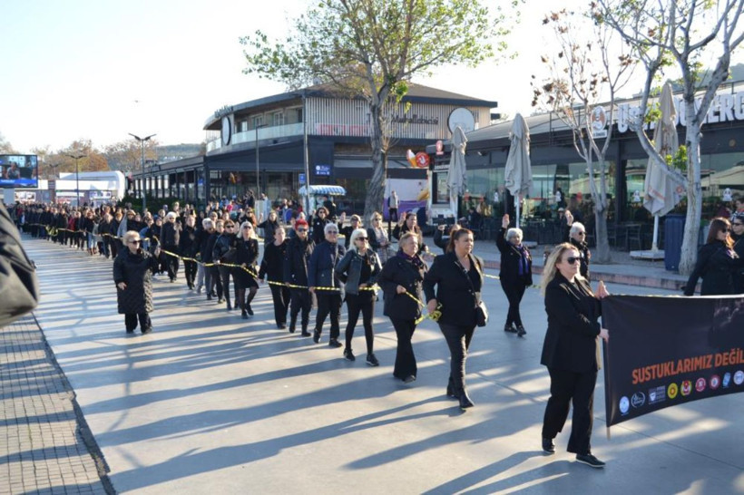 Mudanya’da kadın cinayeti kurbanları için yüzlerce ayakkabı yere bırakıldı! - Resim: 2