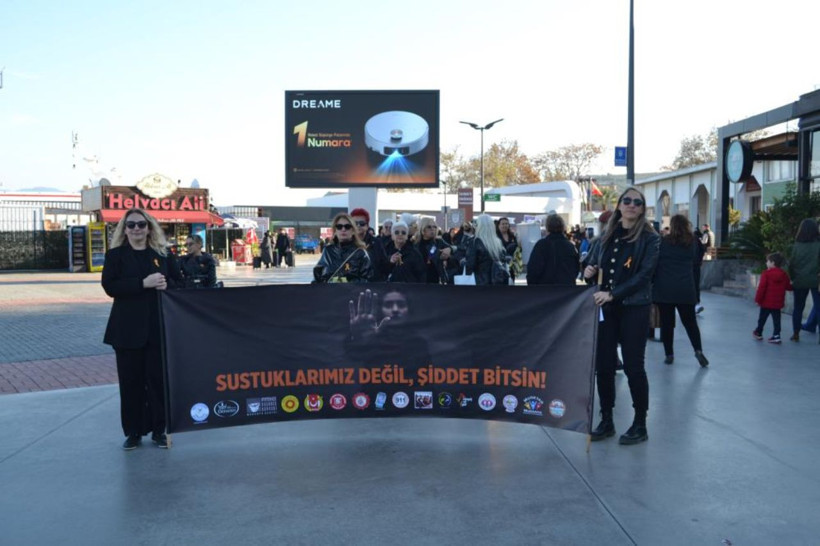 Mudanya’da kadın cinayeti kurbanları için yüzlerce ayakkabı yere bırakıldı! - Resim: 1