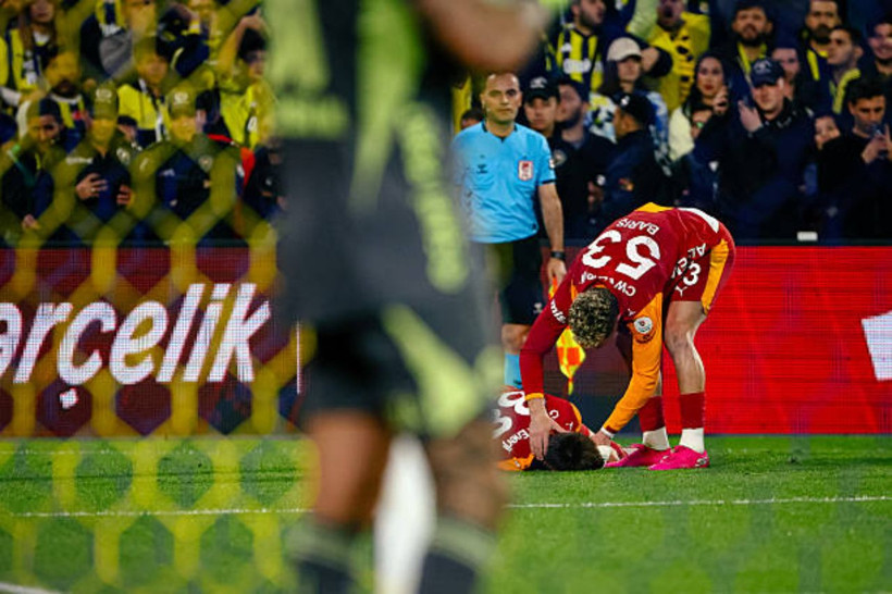 Fenerbahçe–Galatasaray derbisinde skandal: Kazımcan’a çakmak atan taraftar gözaltına alındı - Resim: 2