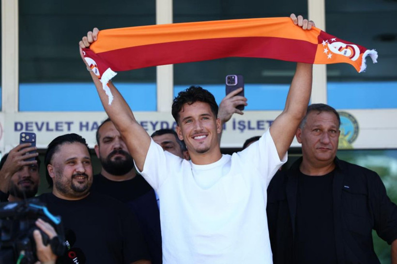 Galatasaray'ın yeni golcüsü İstanbul'a geldi! Deniz Gül'den ilk açıklama - Resim: 4