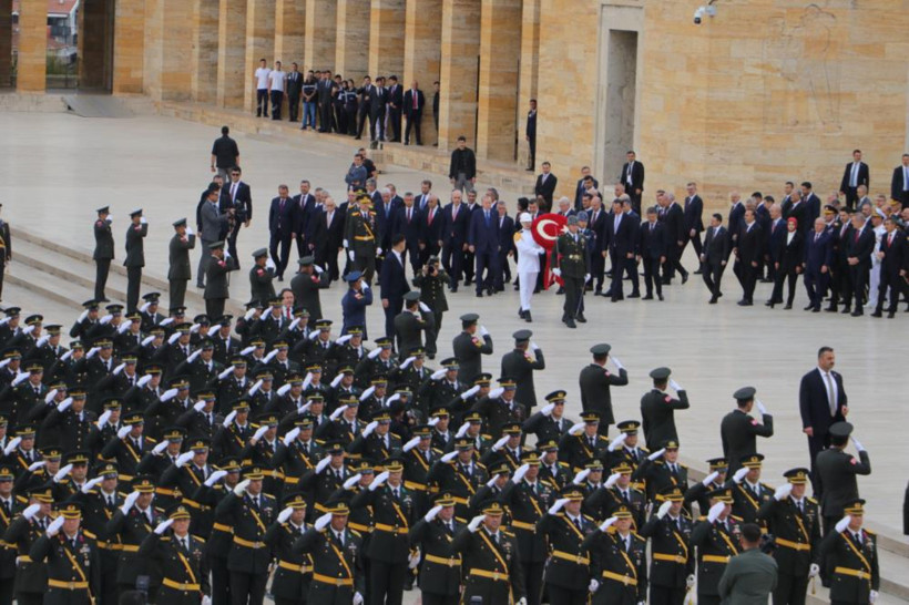 30 Ağustos Zafer Bayramı'nın 104. yılı! Erdoğan ve devlet erkanı Anıtkabir'de - Resim : 2