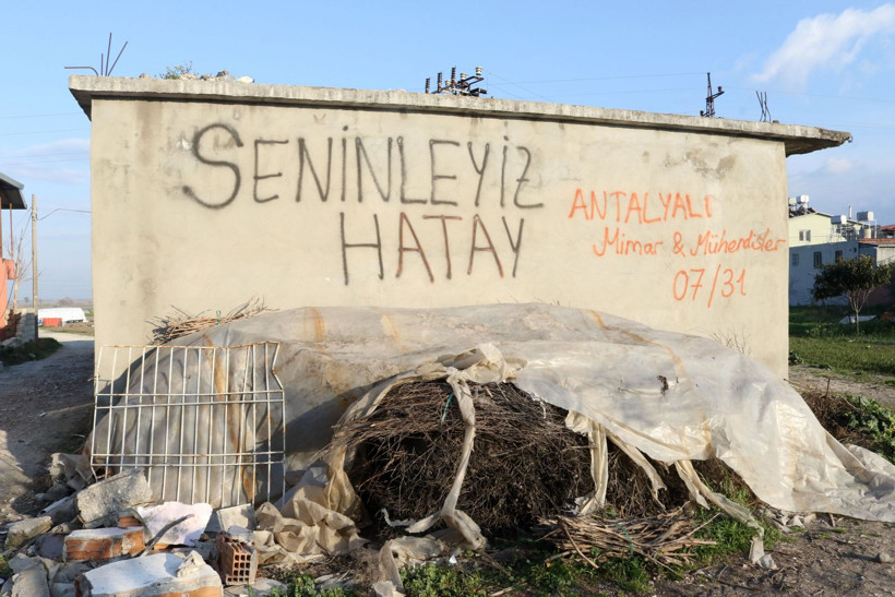 Hatay�da duvarlara yazılan yazılarda umut var İşte sprey boyayla Hatay�da duvarlara yazılan yazılarda umut var İşte sprey boyayla