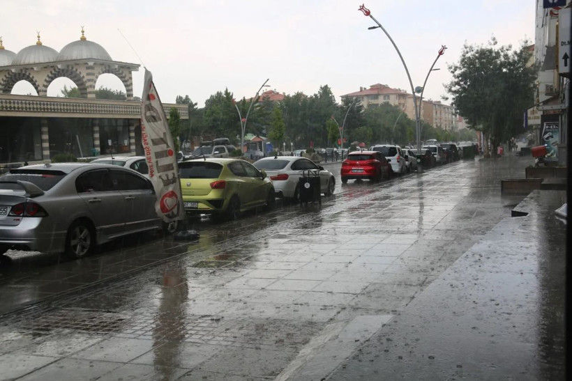 Bir anda bastıran sağanak yağış vatandaşlara zor anlar yaşattı - Resim : 1