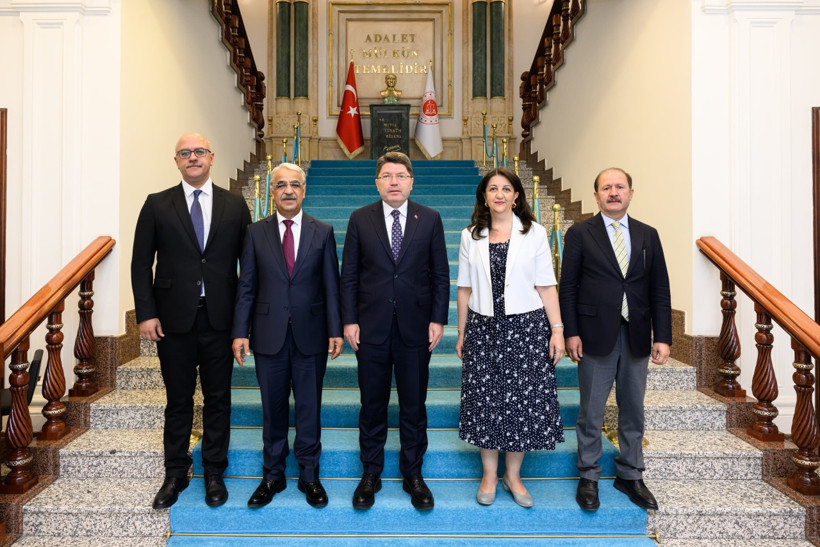 İmralı heyeti Adalet Bakanı Yılmaz Tunç’la görüştü: Demirtaş, yasal çerçeve ve komisyon süreci masadaydı - Resim : 1