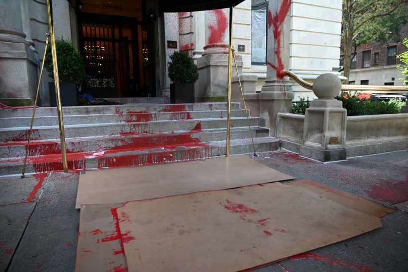 New York Times Genel Yayın Yönetmeni’ne protesto: Evinin önüne kırmızı boya döküldü - Resim : 1