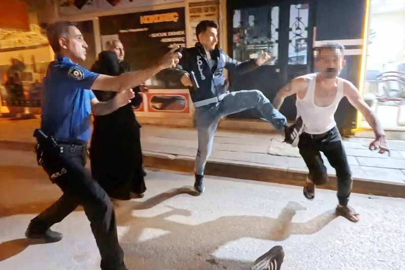 Baba ve oğul polis memurlarına bıçak ve tekmeyle saldırdı: Soruşturma başlatıldı - Resim : 1