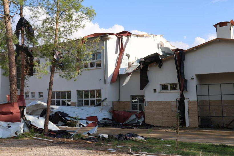 Adana’da korku dolu anlar! Hortum lisenin çatısını havaya uçurdu, ağaçları devirdi - Resim : 1