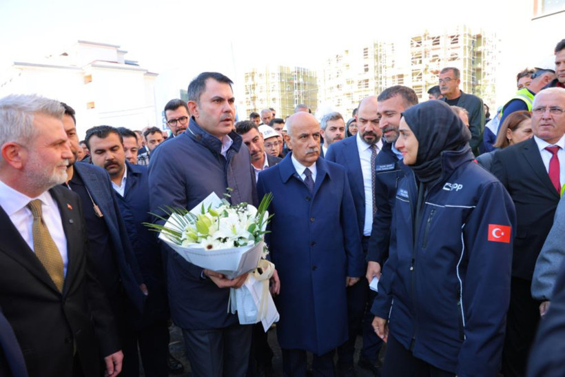 Bakan Kurum'dan deprem konutları açıklaması: “Son tuğlaları koyuyor, son çivileri çakıyoruz” - Resim : 3